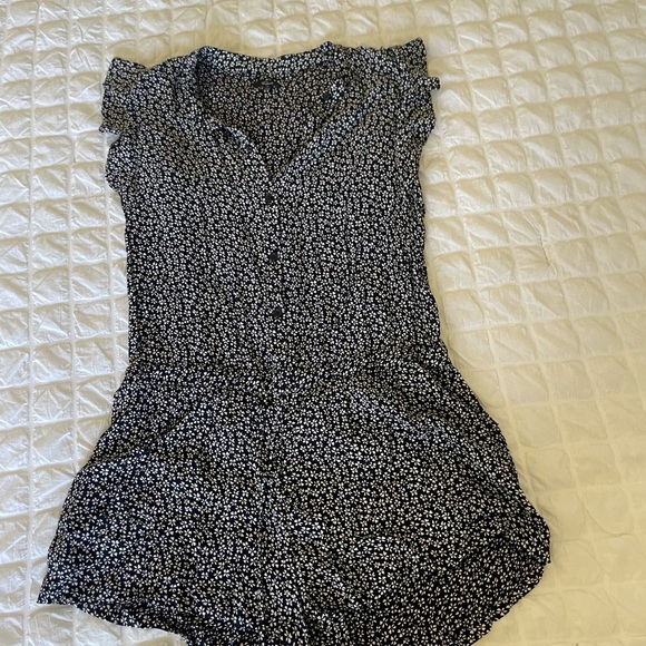 Rails Ellie Navy Floral Romper in Petals - Picture 6 of 13